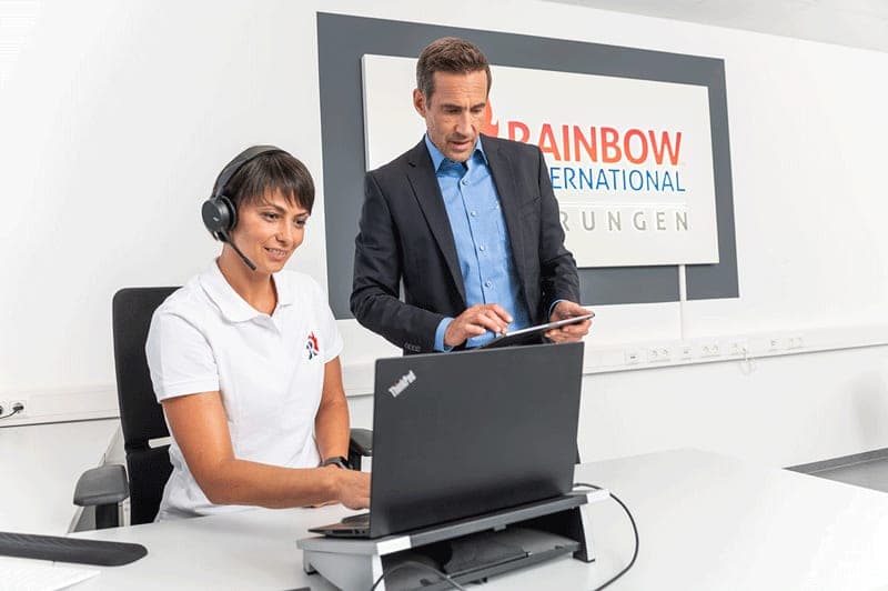 Zwei Mitarbeiter am Laptop im Büro