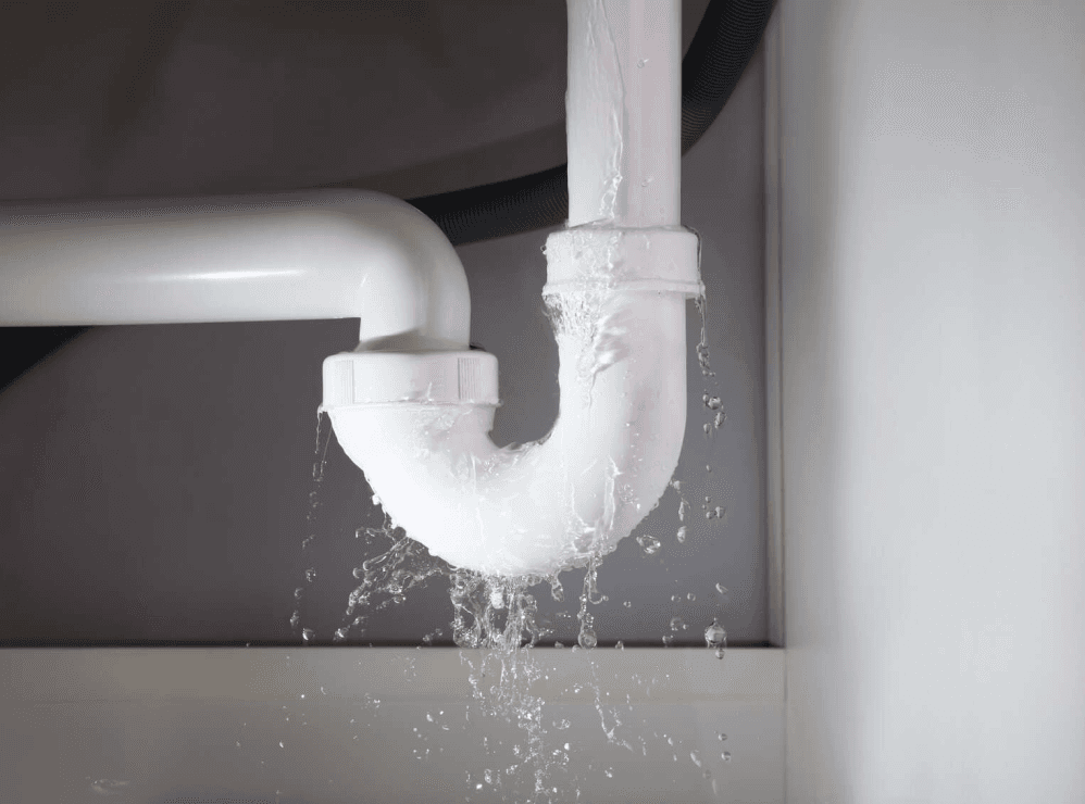 Undichtes Siphonrohr unter einem Waschbecken, aus dem Wasser läuft